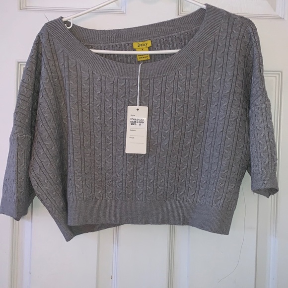 Daisy Tops - BRAND NEW cropped and flowy shirt